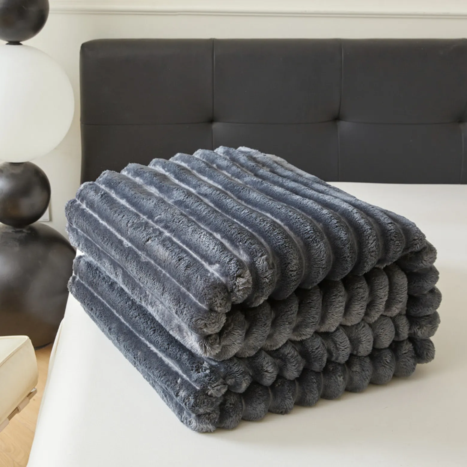 Koc pluszowy tłoczony w grube szerokie pasy 160x200 ciemny szary