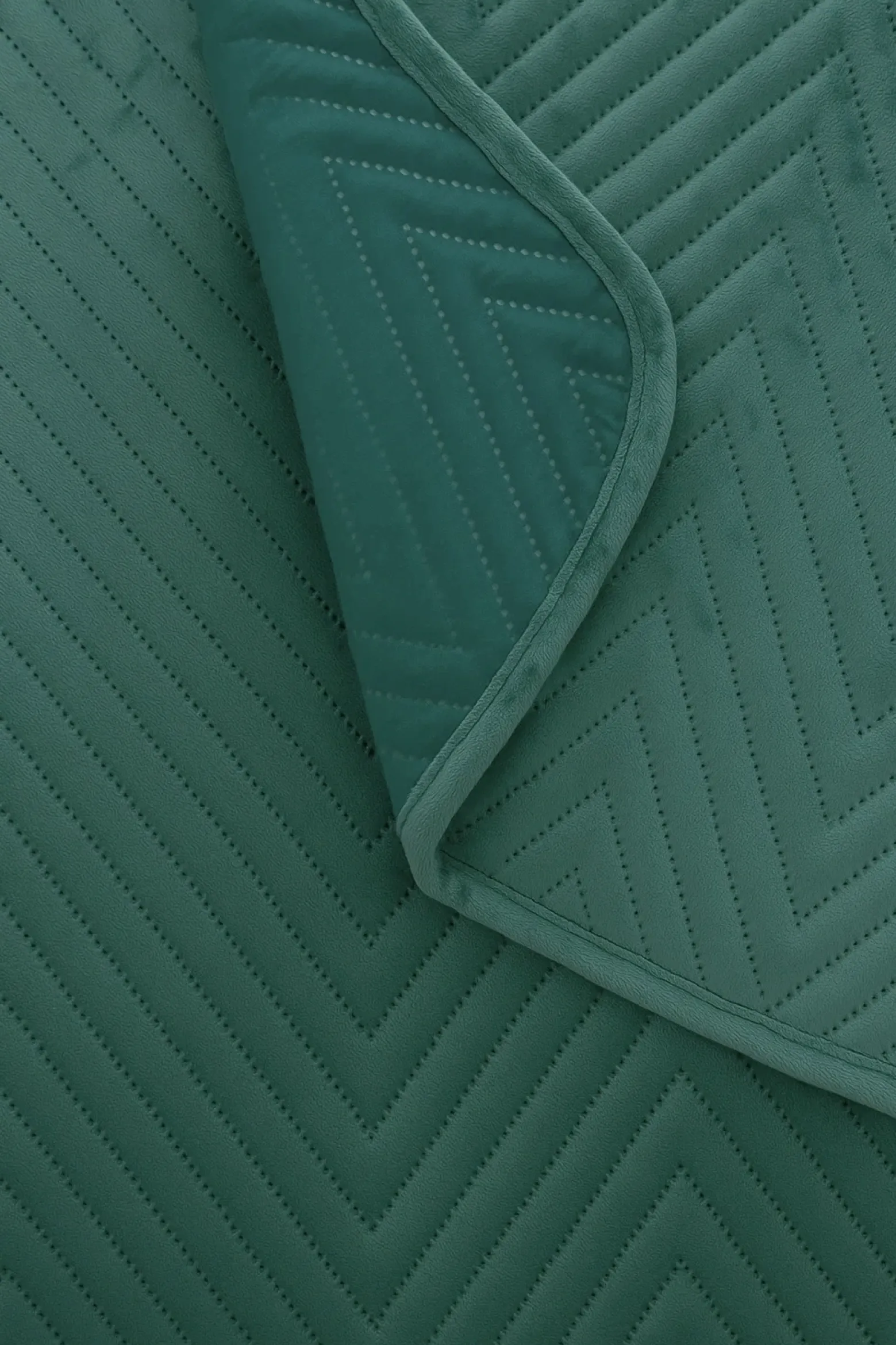 Narzuta dekoracyjna welurowa w jodełkę CHEVRON VELVET 200x220 butelkowa zielona