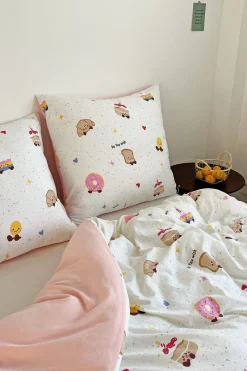 Pościel z mikrofibry biała w ciastka i donuty 140x200 3 el. Donuts F10 na zamek bez prasowania
