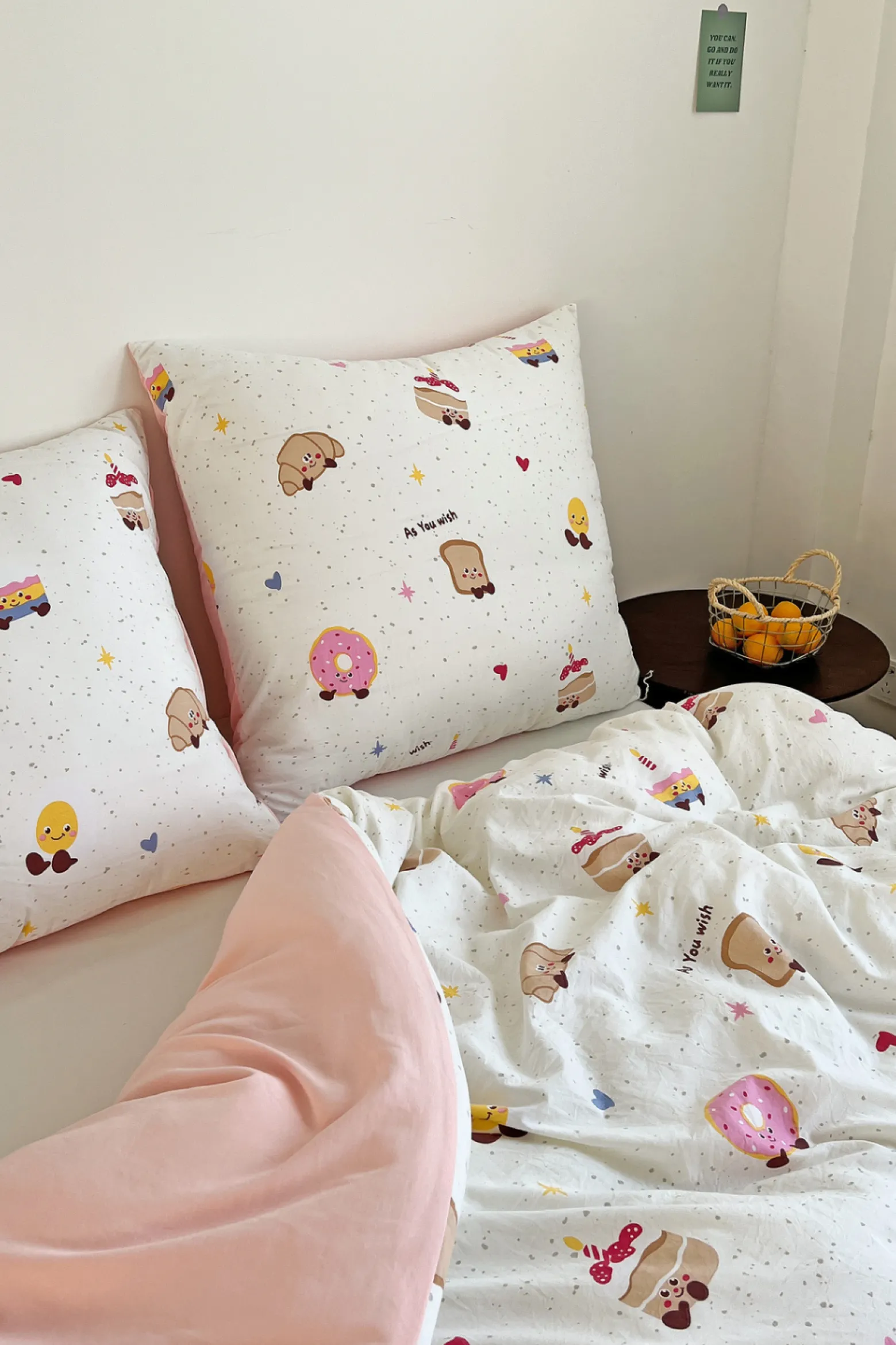 Pościel z mikrofibry biała w ciastka i donuty 140x200 3 el. Donuts F10 na zamek bez prasowania