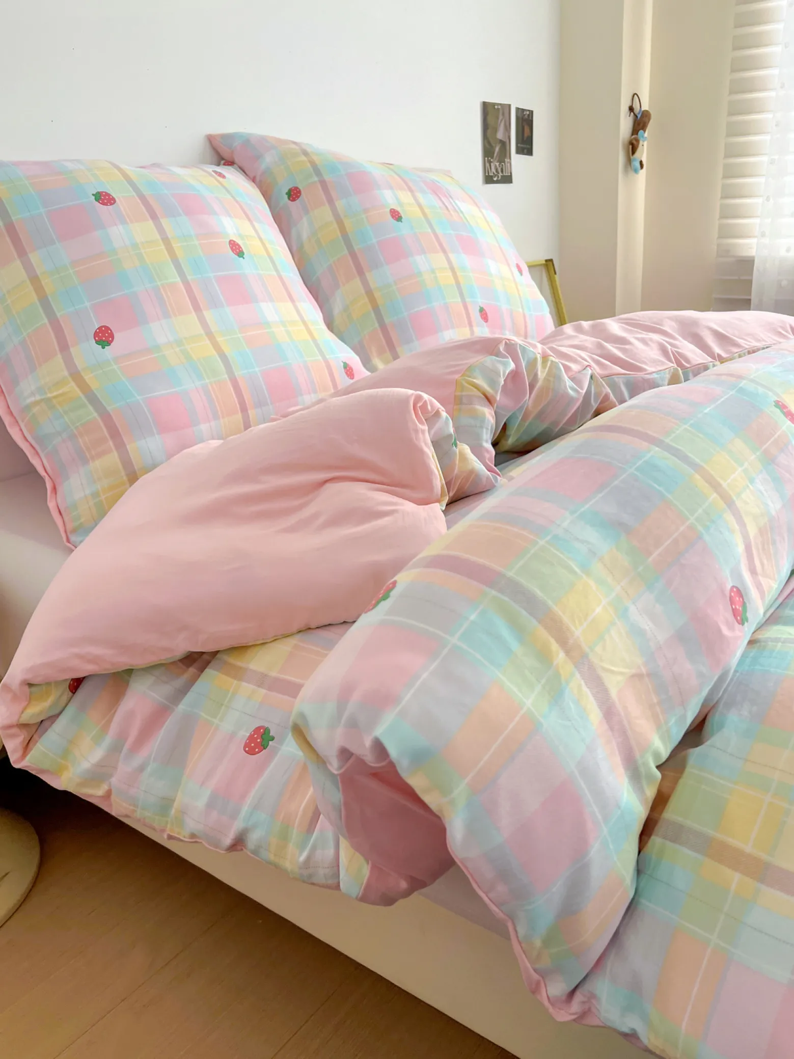 Pościel z mikrofibry kolorowa w truskawki 160x200 3 el. Strawberry F26