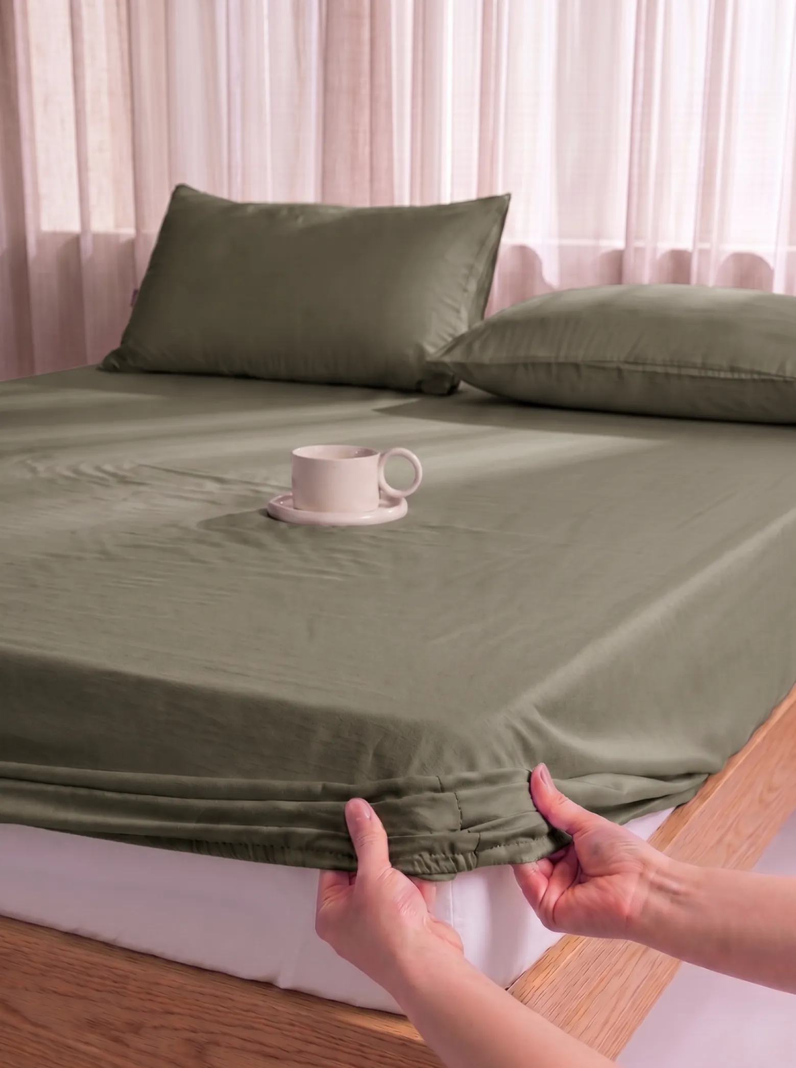 Prześcieradło z gumką z pranej mikrofibry khaki 120x200 + 26 cm zakładki