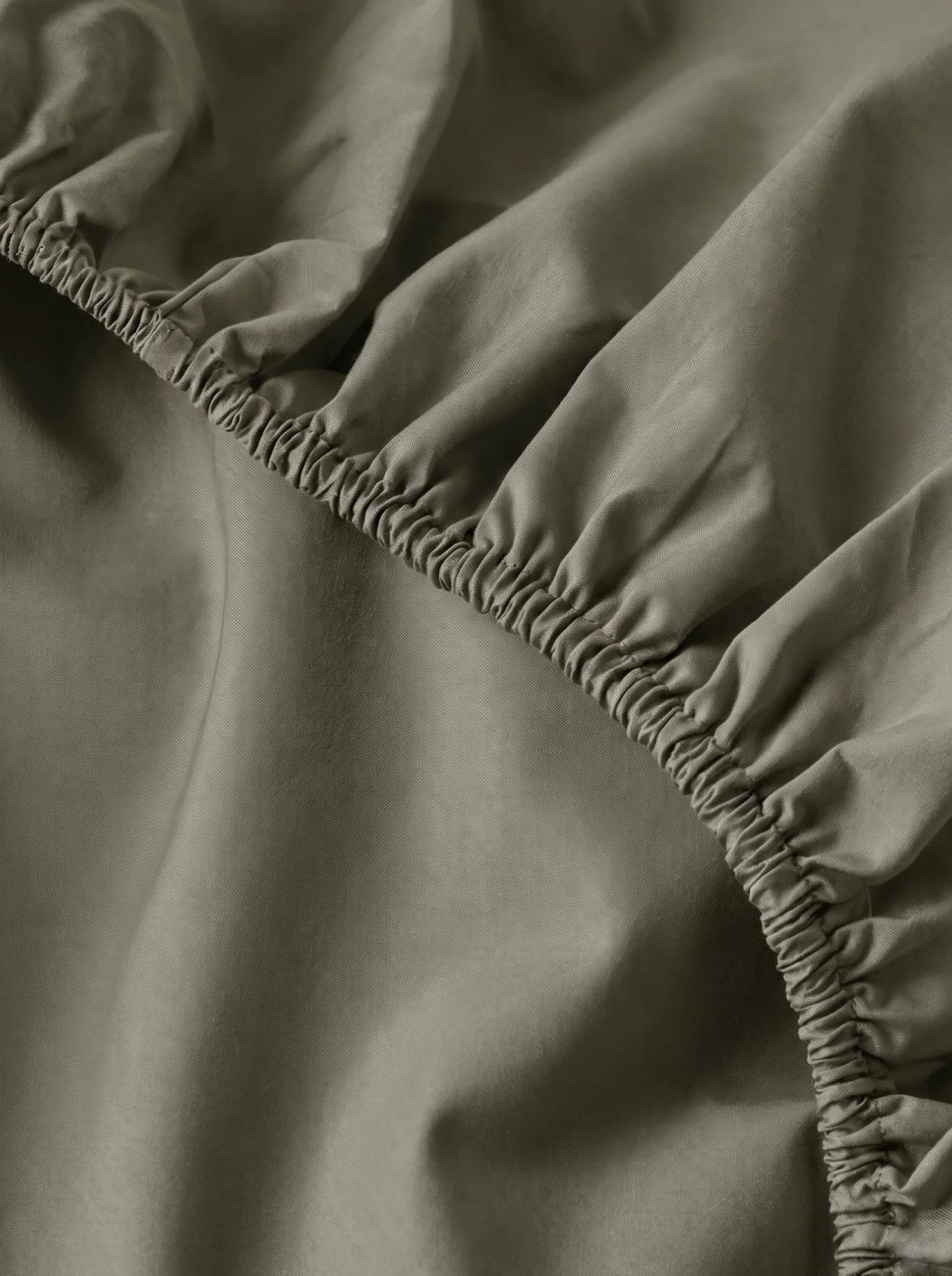Prześcieradło z gumką z pranej mikrofibry khaki 90x200 + 26 cm zakładki